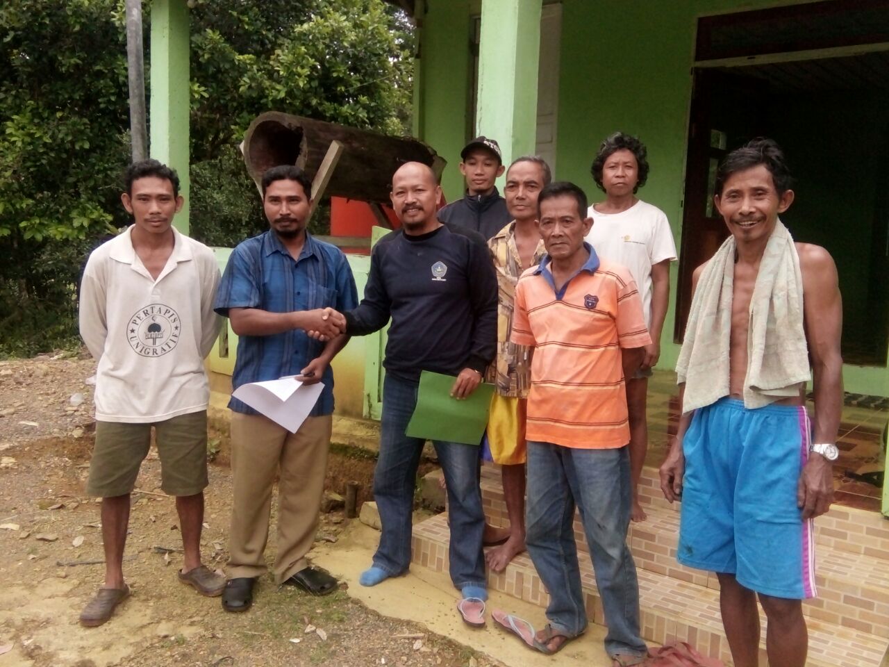 Keluarga besar BPKAD Kabupaten Sanggau Serahkan Bantuan Sapi Qurban