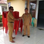 PEMERINTAH KABUPATEN SANGGAU SERAHKAN BANTUAN KURSI KE DESA TRI MULYA
