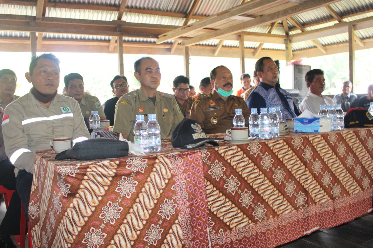 Pemkab Sanggau Memediasi Pertemuan Antara Masyarakat Desa Meranggau Dengan PT. PPC