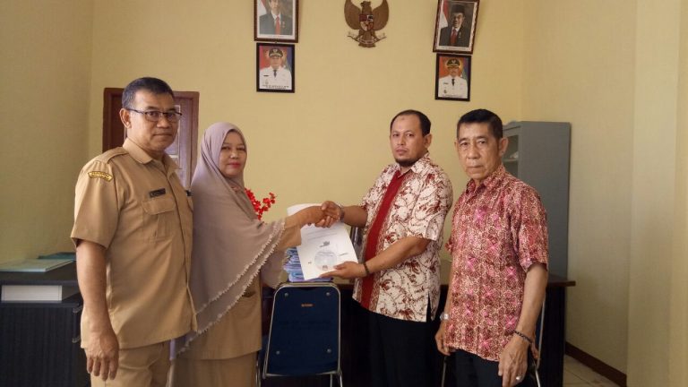 Serah Terima Penyerahan Daftar Pemilih Potensial Non KTP Dari KPU Kepada Disdukcapil Kab. Sanggau