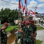 Satgas Pamtas Yonif R 641/Bru Pasang Bendera Merah Putih di Kawasan Entikong Sanggau