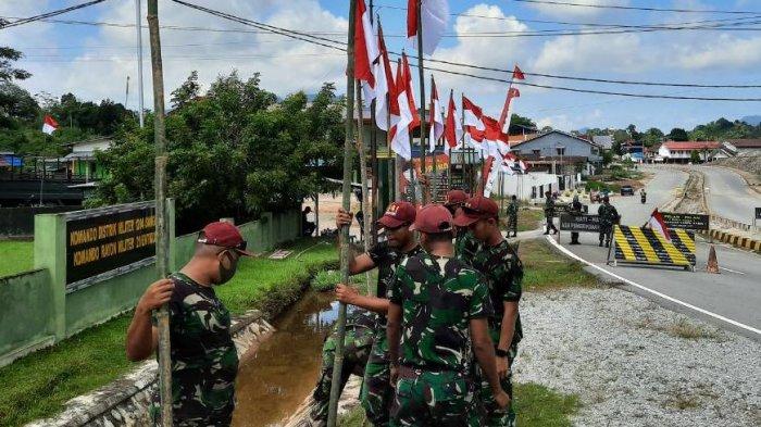 Satgas Pamtas Yonif R 641/Bru Pasang Bendera Merah Putih di Kawasan Entikong Sanggau