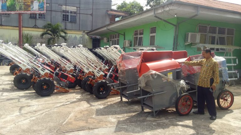Dishangpang Hortikan Sanggau Terima 52 Unit Handtracktor dan 4 Unit Mesin Perontok Padi