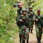 Satgas Yonif Raider 641 Bersama Kopassus Patroli di Perbatasan Entikong Sanggau