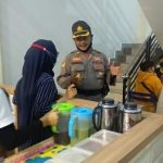 Satgas Penanganan Covid-19 Polres Sanggau Lakukan Penerangan Keliling di Lokasi Berkumpul Masyarakat