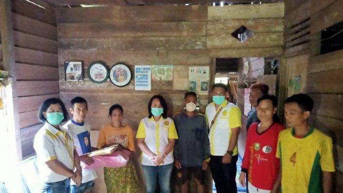 DPC ISKA Sanggau Donasikan Uang dan Tempat Tidur Kepada Warga Yang Alami Lumpuh di Kecamatan Noyan