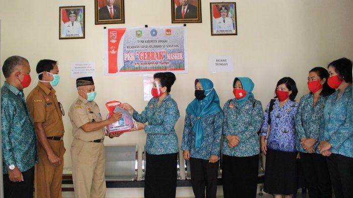 Dukung Gebrak Masker, TP PKK Kabupaten Sanggau Bagikan 3.100 Masker
