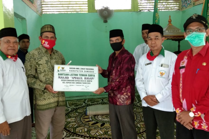 Baznas Kalbar bantu solar cell Masjid Amalul Hasan Sengkuang Kapuas
