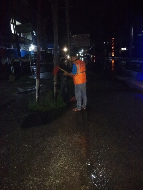 Tetap Semangat Walau Hujan, Petugas Kebersihan Bersihkan Kota Sanggau