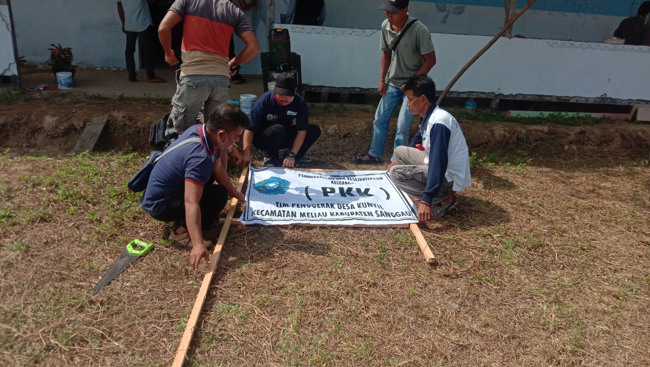 Dinas Kominfo Sanggau Bersama Warga Desa Kunyil Lakukan Kerja Bakti