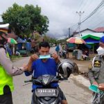 Polres Sanggau Bagikan Masker di Terminal Bis dan Pasar Jarai