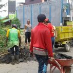 BERSAMA WARGA BIDANG PERTAMANAN DINAS LH BERSIHKAN PARIT – Dinas Lingkungan Hidup