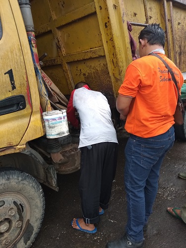 DUMP TRUK RUSAK, PENGANGKUTAN SAMPAH TERHAMBAT – Dinas Lingkungan Hidup DUMP TRUK RUSAK, PENGANGKUTAN SAMPAH TERHAMBAT – Dinas Lingkungan Hidup