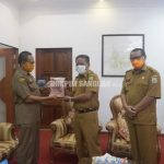 Kepala Inspektorat Masuki Purna Bakti, Bupati Sanggau Berikan Cindera Mata