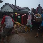 HUJAN BUKAN HALANGAN BAGI TENAGA KEBERSIHAN – Dinas Lingkungan Hidup