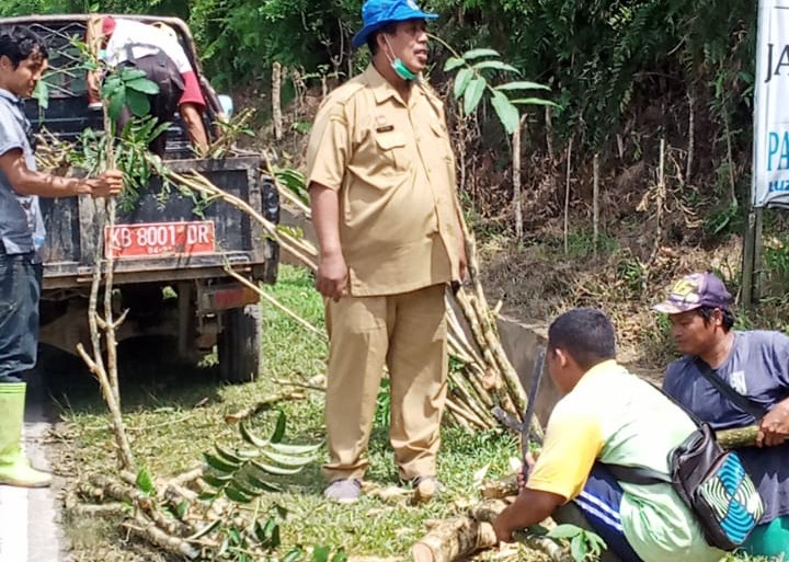 Dinas LH Sanggau Bersihkan Material Penyumbat Drainase di Tanjakan Semboja