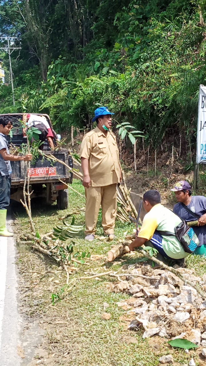Dinas LH Sanggau Bersihkan Material Penyumbat Drainase di Tanjakan Semboja