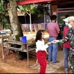 Koramil 1204/07 Tayan Hilir dan Pemdes Pulau Tayan Utara Bagi Masker Gratis dan Sosialisasi Prokes