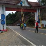 JAGA KEINDAHAN PINTU GERBANG BATAS KABUPATEN , DINAS LH LAKUKAN PEMELIHARAAN PINTU GERBANG BATAS KAB.SANGGAU DAN LANDAK – Dinas Lingkungan Hidup