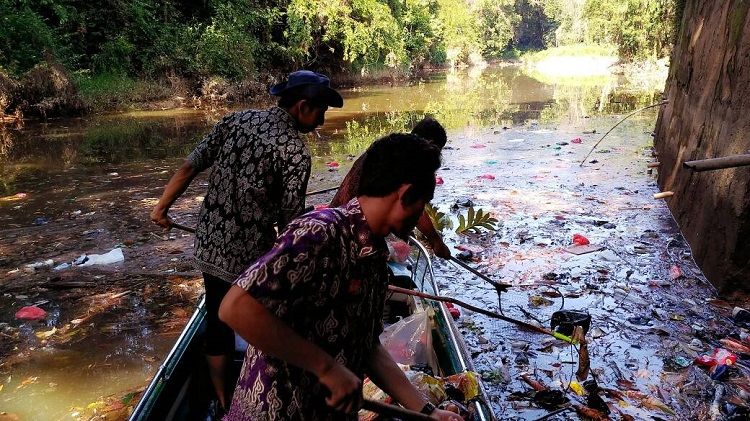 Jaga Lingkungan Sungai, Dinas Lingkungan Hidup Kab.Sanggau lakukan pembersihan Sungai – Dinas Lingkungan Hidup