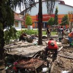 PEMBERSIHAN BEKAS LAPAK PEDAGANG KAKI LIMA OLEH DINAS LINGKUNGAN HIDUP – Dinas Lingkungan Hidup
