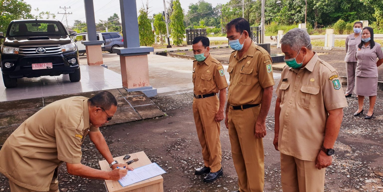 PENANDA TANGANAN BERITA ACARA PENYERAHAN KENDARAAN DINAS OPRASIONAL OLEH INSPEKTUR KABUPATEN SANGGAU PENANDA TANGANAN BERITA ACARA PENYERAHAN KENDARAAN DINAS OPRASIONAL OLEH INSPEKTUR KABUPATEN SANGGAU