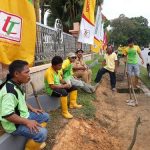 PERINDAH KOMPLEK GEREJA KATEDRAL BIDANG PERTAMANAN LAKUKAN PEMBERSIHAN RUMPUT DAN PENANAMAN TANAMAN HIAS – Dinas Lingkungan Hidup