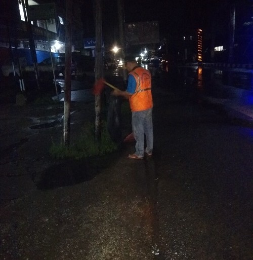 Tetap Semangat Walau Hujan, Petugas Kebersihan Bersihkan Kota Sanggau – Dinas Lingkungan Hidup