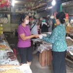 Ketua TP PKK Sanggau Mengikuti Kegiatan Jumat Bersih Dan Pembagian Masker Gratis Disejumlah Pasar Tradisional