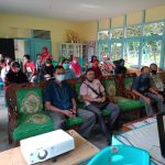 ANTUSIAS MASYARAKAT MENGIKUTI KEGIATAN LAYANAN BERBANTUAN DI KANTOR LURAH TANJUNG SEKAYAM