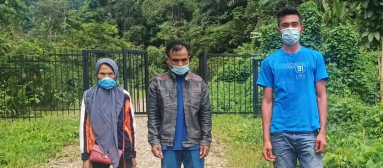 Prajurit Satgas Pamtas Yonif 642 Kapuas, Amankan Tiga PMI asal Lombok di Jalur Tak Resmi Entikong