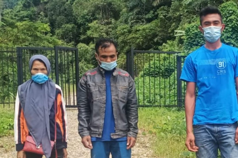 Prajurit Satgas Pamtas Yonif 642 Kapuas, Amankan Tiga PMI asal Lombok di Jalur Tak Resmi Entikong