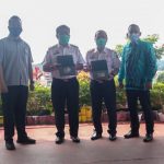 Penyerahan Kartu Ketenagakerjaan Kepada Bupati dan Wabup Sanggau