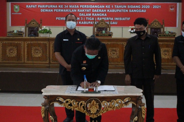 Bupati Sanggau Hadir Pada Rapat Paripurna Dalam Rangka Pembahasan Tiga Raperda Inisiatif DPRD Sanggau