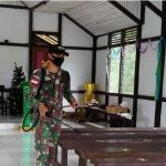 Satgas Pamtas Yonif 642 semprotkan Desinfektan di Gereja jelang Natal