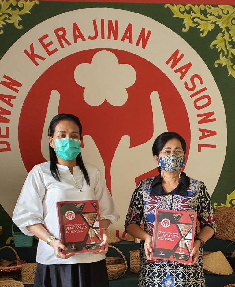 Dekranasda Sanggau Terima Lima Buku Pesona Baju Adat Pengantin Indonesia