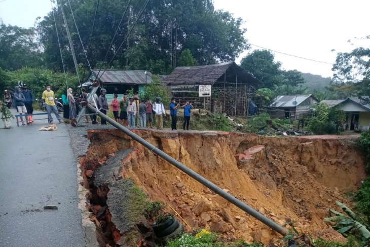 Telkom Kalbar perbaiki kabel optik yang putus akibat longsor di Tayan
