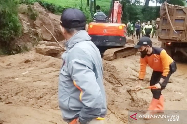 Bencana tanah longsor sapu rumah warga di Tayan