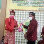Penyerahan pengelolaan rumah adat Melayu dari Bupati Sanggau kepada pengurus DPD MABM