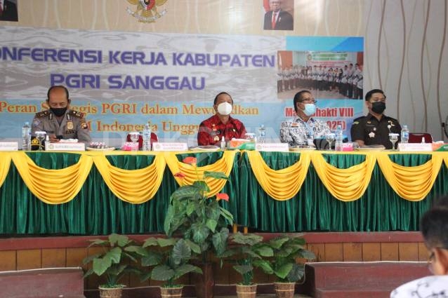 Wabup Sanggau Membuka Kegiatan Konferensi Kerja PGRI Kabupaten Sanggau