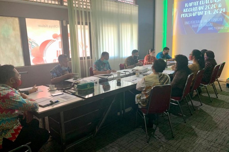 Rapat Evaluasi Kegiatan Tahun 2020 dan Persiapan Kegiatan Tahun Anggaran 2021 di Lingkup Dinas Perkebunan dan Peternakan Kabupaten Sanggau
