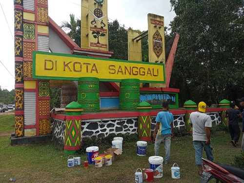 Sambut Hari Jadi Ke-405 Kota Sanggau, Dinas LH Lakukan Pengecatan Gapura – Dinas Lingkungan Hidup