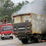 Mobil Terbakar Usai Tabrakan di Jalan Raya Bodok-Sosok