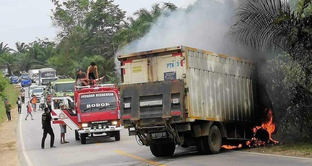Mobil Terbakar Usai Tabrakan di Jalan Raya Bodok-Sosok