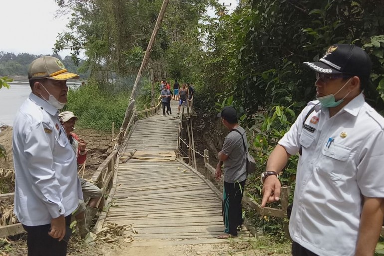 Kadis BMSDA Sanggau Tinjau Jembatan Rusak, Janji Akan Ditangani