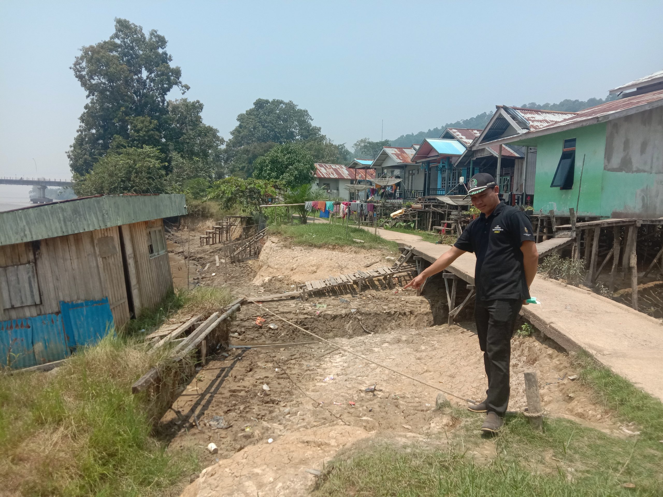 Abrasi Pantai Ancam Rumah Warga di Tepi Sungai Kapuas Pebaok, Tayan Hilir, Levan : Kita Perjuangkan Dibangun Penahan Tebing
