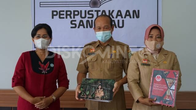 Launching Library Tour Dan Penyerahan Bantuan Buku Pesona Baju Adat Pengantin Indonesia Oleh Ketua Dekranasda Sanggau