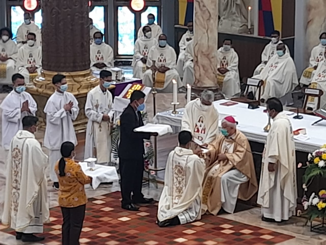 Uskup Mencuccini Tahbiskan Dua Pastor Baru di Sanggau