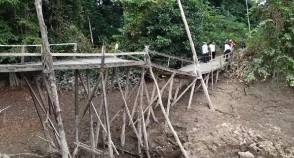 Setahun Rusak, Jembatan Dusun Sejata di Kabupaten Sanggau