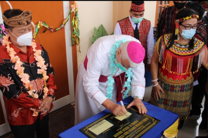 Wabup dan Uskup Sanggau resmikan gereja di Kenaman